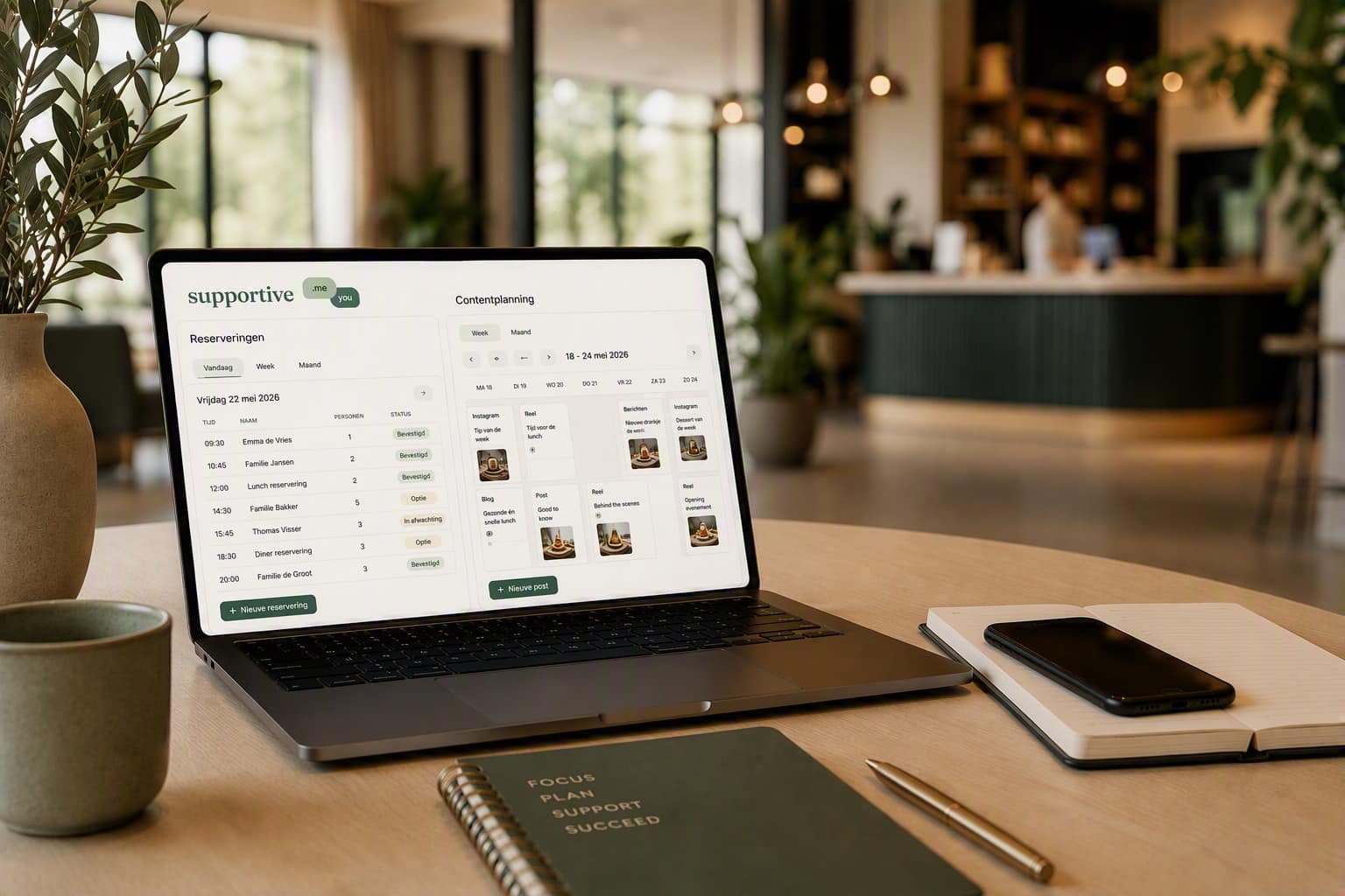 Laptop met de reserveringen en contentplanning van Supportive, op een werkplek in een hospitality-omgeving